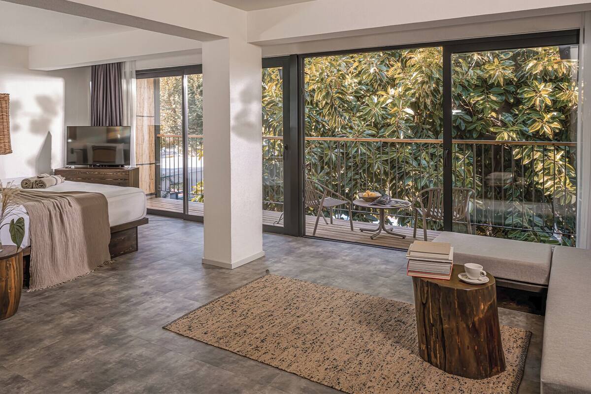 Deluxe Suite, Garden View | Premium bedding, minibar (free items), in-room safe, laptop workspace