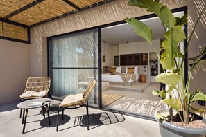 Ropa de cama de alta calidad y minibar con artículos gratuitos