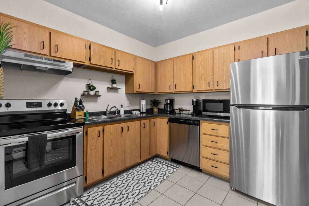 Réfrigérateur, micro-ondes, four, plaque de cuisson