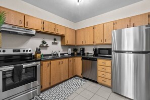 冰箱、微波炉、烤箱、炉灶