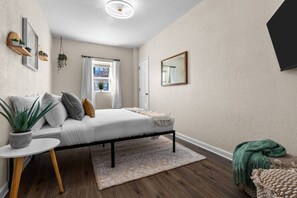 3 camere, materassi in memory foam, una scrivania, ferro/asse da stiro