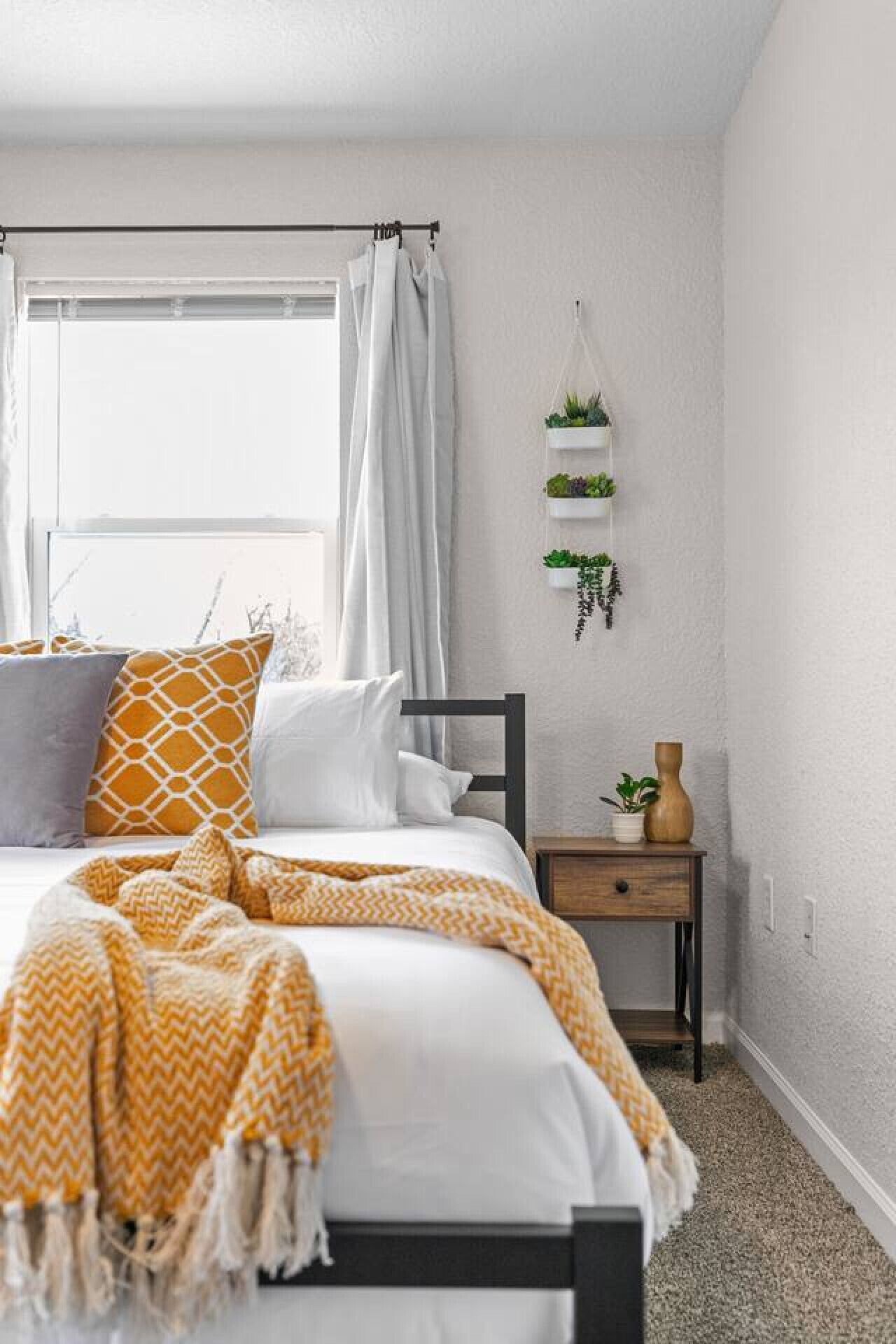 3 makuuhuonetta, työpöytä, silitysrauta/-lauta, vauvan matkasänky