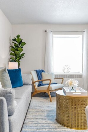 Een smart-tv en boeken