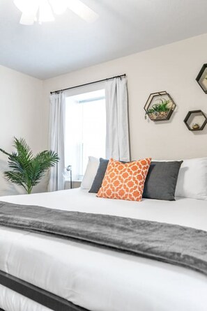 3 bedrooms, desk, iron/ironing board, travel cot