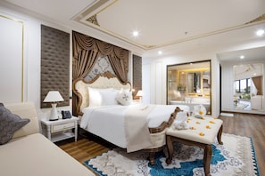 Suite Grand | Ropa de cama de alta calidad, artículos del minibar gratis y escritorio 