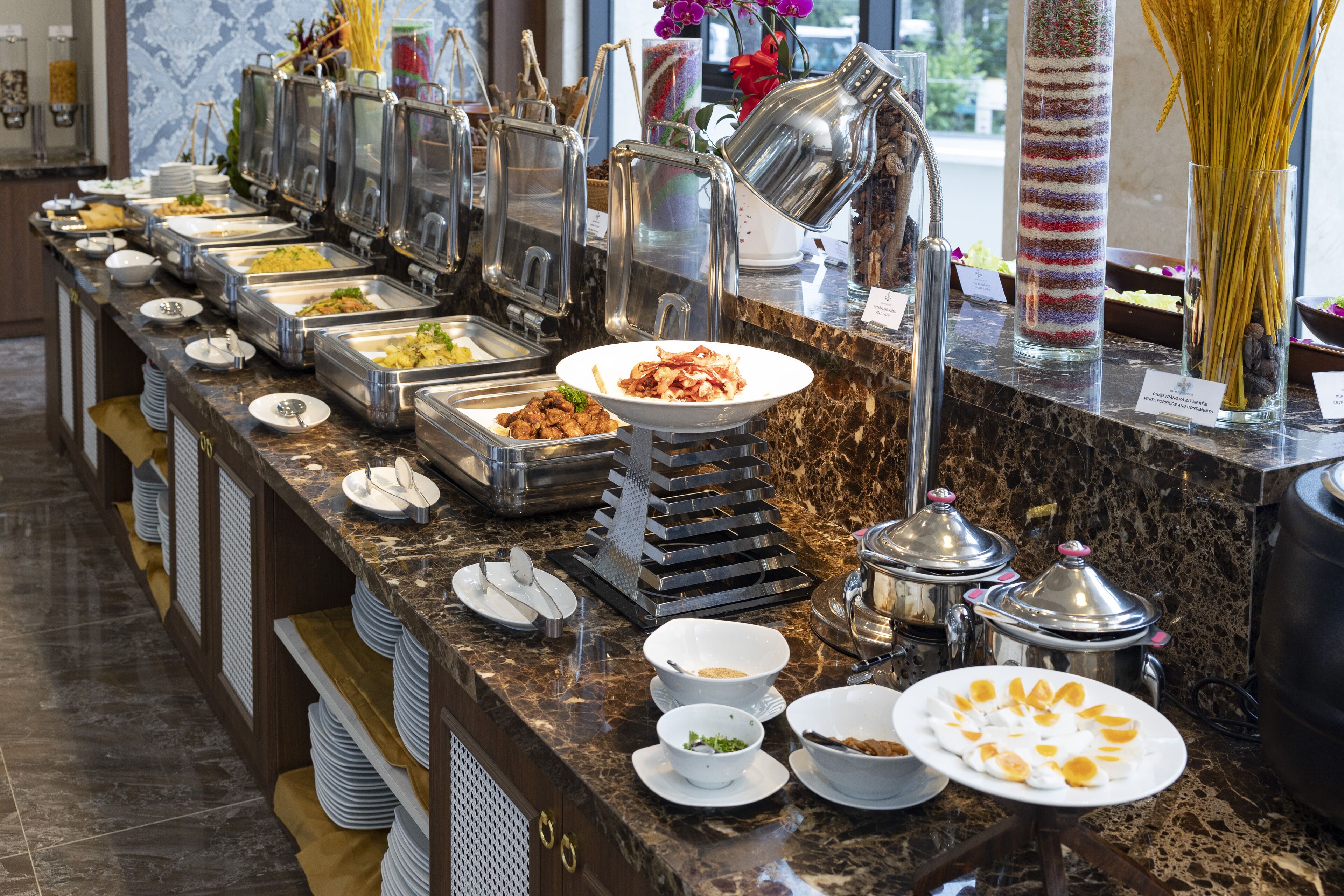 Una mesa de buffet con diferentes estaciones de comida y utensilios.