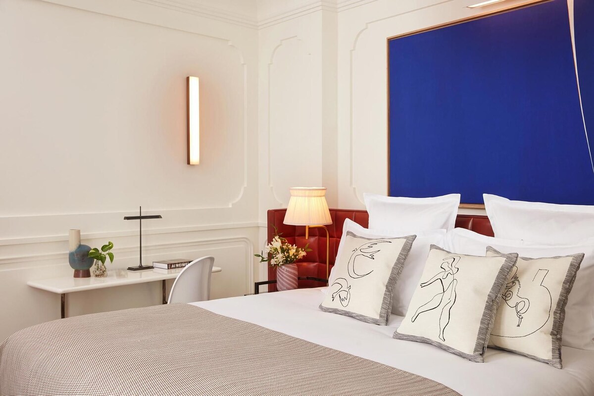 Ropa de cama de alta calidad, colchones con pillow-top y minibar 