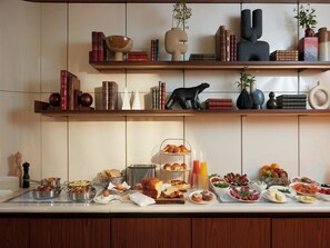 Frokostbuffé hver dag (mot et tillegg)