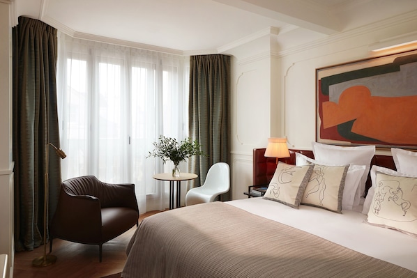 Suite Junior, vue sur cour ou vue sur ville | Literie de qualité, lit avec matelas à plateau-coussin, minibar