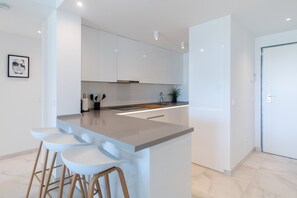 Fridge, microwave, oven, stovetop - Apartment 'Ground Floor 2bed Miradores Del Sol' with Shared Pool, Wi-Fi and Air Conditioning (Estepona)