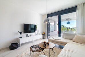 TV - Apartment 'Ground Floor 2bed Miradores Del Sol' with Shared Pool, Wi-Fi and Air Conditioning (Estepona)