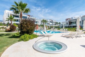 Pool - Apartment 'Ground Floor 2bed Miradores Del Sol' with Shared Pool, Wi-Fi and Air Conditioning (Estepona)