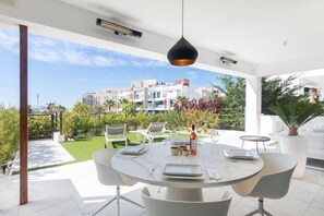 Outdoor dining - Apartment 'Ground Floor 2bed Miradores Del Sol' with Shared Pool, Wi-Fi and Air Conditioning (Estepona)