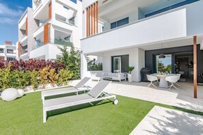 Outdoor dining - Apartment 'Ground Floor 2bed Miradores Del Sol' with Shared Pool, Wi-Fi and Air Conditioning (Estepona)