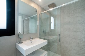 Een douche, een haardroger, handdoeken