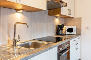 Geladeira, micro-ondas, fogão, cooktop