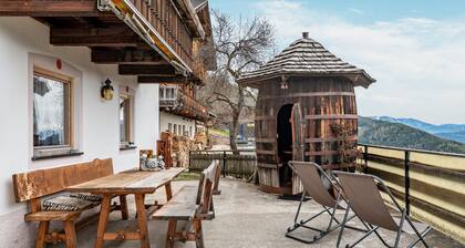 Holiday Apartment 'Stöcklhuberhof' with Mountain View, Shared Garden, Terrace & Wi-Fi