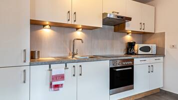 Kühlschrank, Mikrowelle, Ofen, Herdplatte