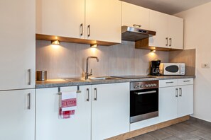 Kühlschrank, Mikrowelle, Ofen, Herdplatte