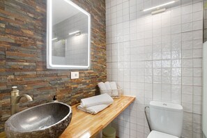 Een douche, gratis toiletartikelen, een haardroger, handdoeken