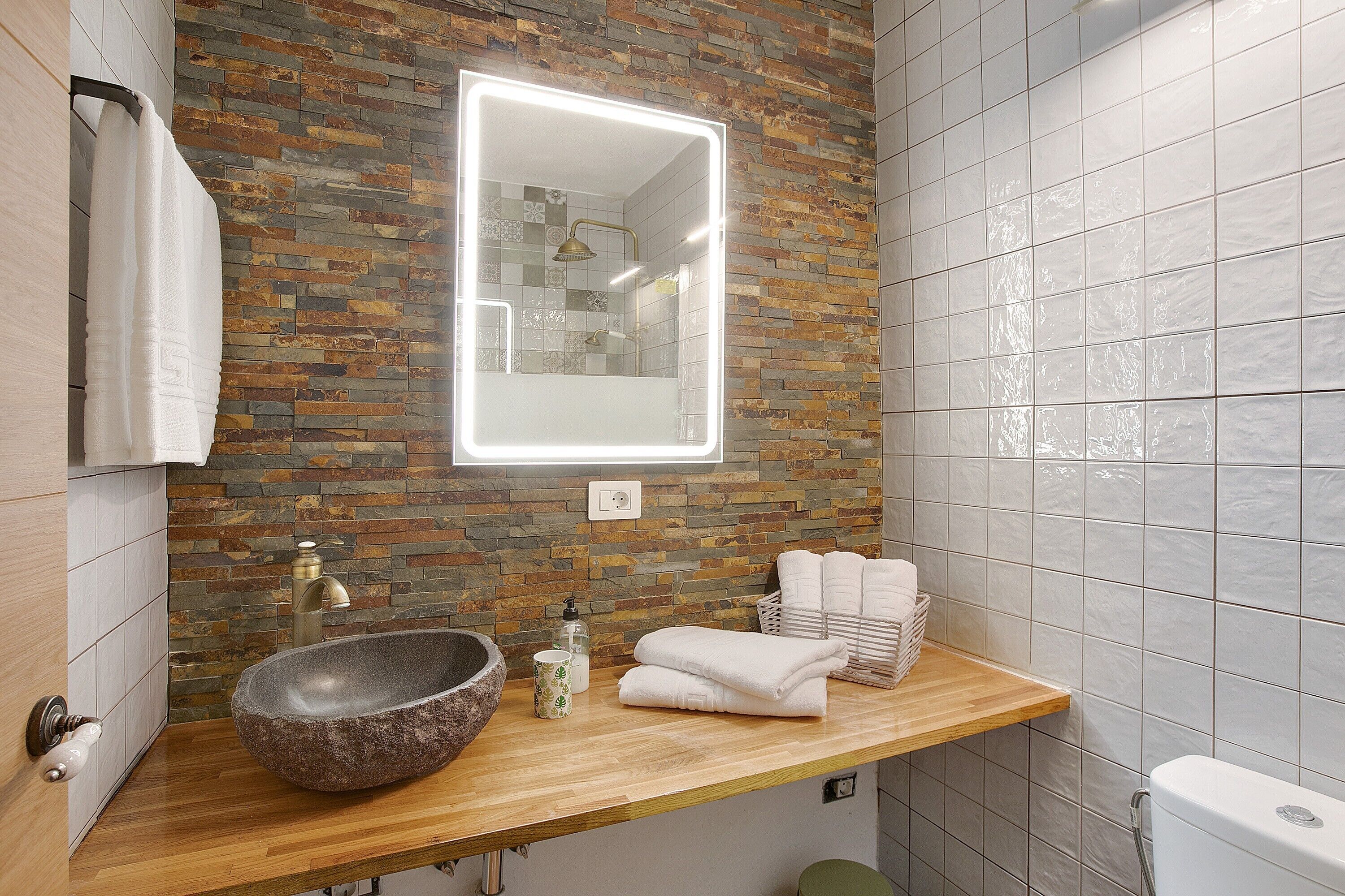 Ducha, artículos de higiene personal gratuitos y secador de pelo