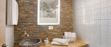 Douche, articles de toilette (gratuits), séchoir à cheveux