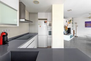 Kühlschrank, Mikrowelle, Ofen, Herdplatte