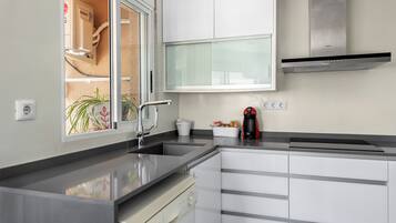 Een koelkast, een magnetron, een oven, een kookplaat