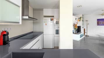 Geladeira, micro-ondas, fogão, cooktop