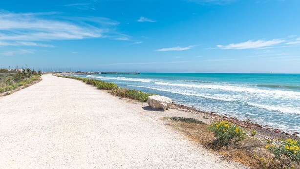A coastal road with a clear view of the ocean and a distant pier. - Spacious 'Amplio Canet' Apartment with Shared Pool, Wi-Fi, and Air Conditioning (Canet de Berenguer)