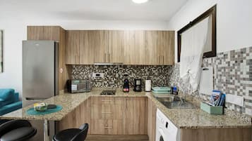 Refrigerador, microondas, parrilla de estufa y cafetera y tetera