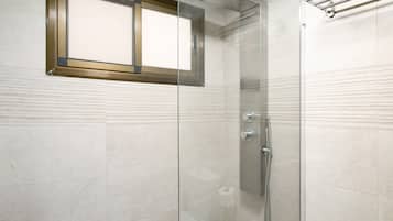Een douche, een haardroger, handdoeken