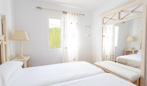 3 slaapkamers, een strijkplank/strijkijzer, gratis wifi, beddengoed