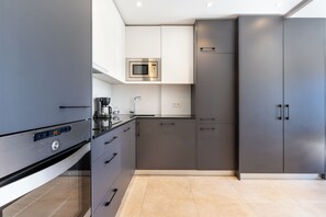 Een koelkast, een magnetron, een oven, een kookplaat