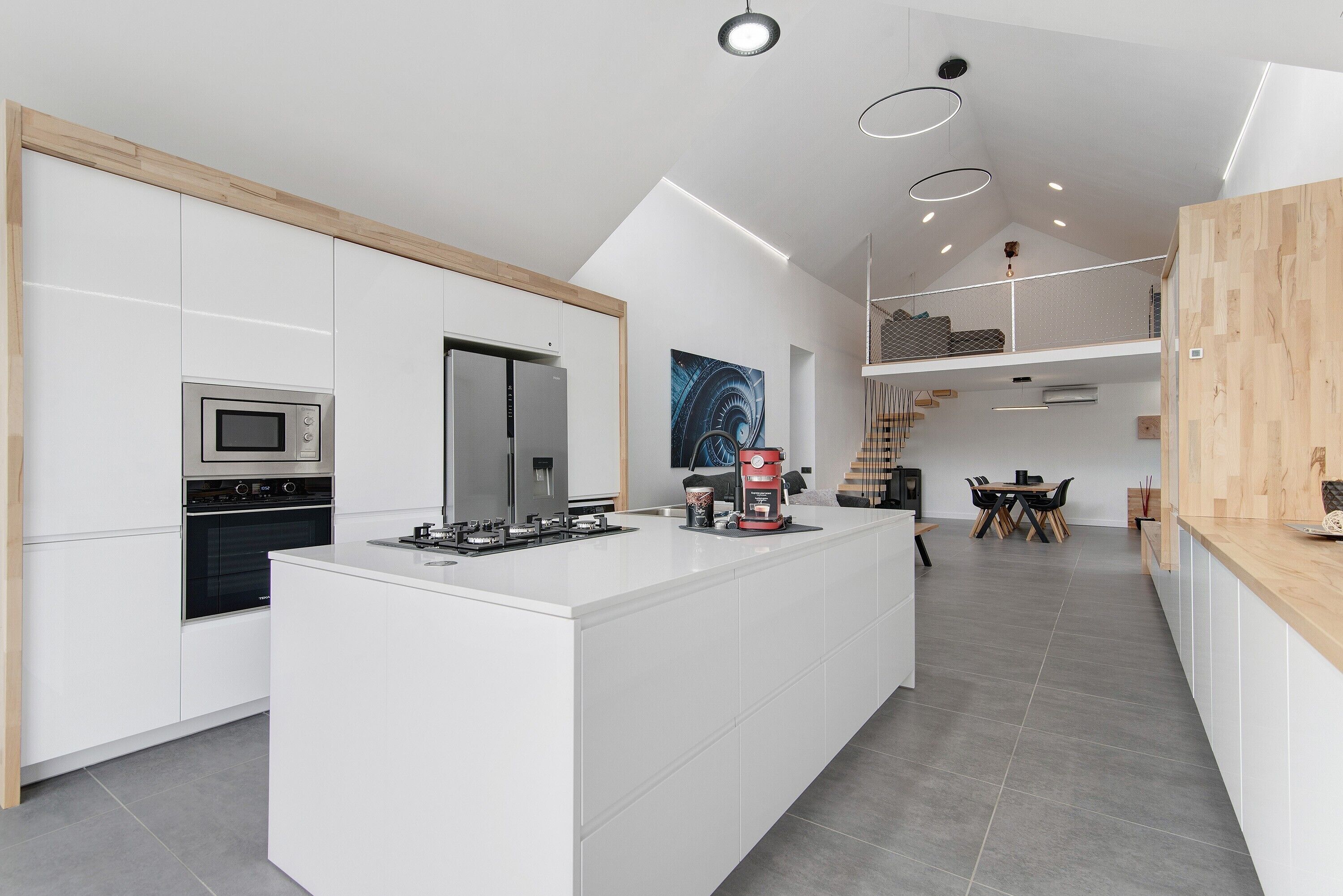 Geladeira, micro-ondas, fogão, cooktop