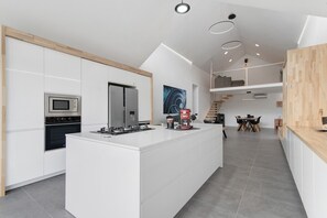 Fridge, microwave, oven, stovetop - Holiday Home "Enora" with Mountain Views, Private Pool and Wi-Fi (Las Palmas de Gran Canaria)