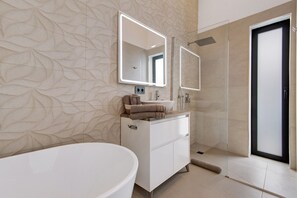 Bañera, secador de pelo y toallas