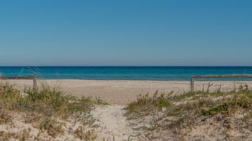 Una spiaggia nelle vicinanze