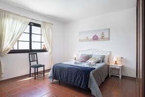 3 slaapkamers, een strijkplank/strijkijzer, gratis wifi, beddengoed