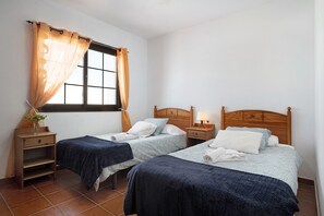 3 bedrooms, iron/ironing board, free WiFi, bed sheets - Vacation Home "Villa La Bonilla" with Private Pool & Wi-Fi (Playa Blanca)