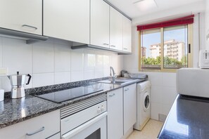 Geladeira, micro-ondas, fogão, cooktop