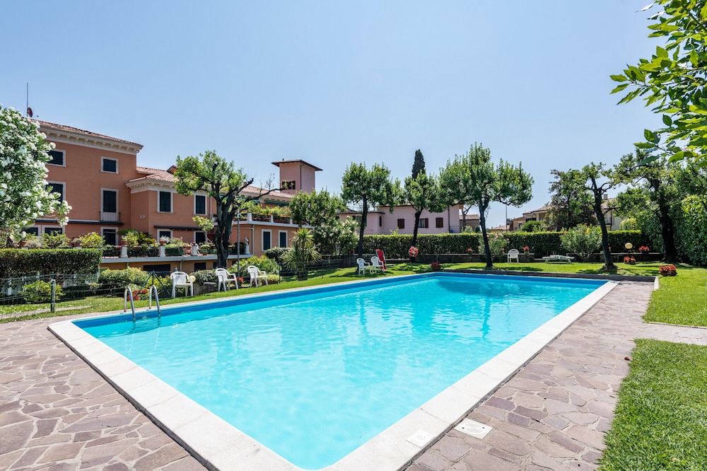 Casa de vacaciones 'Appartamento 303' con piscina compartida y jardín compartido