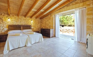Room - Holiday Home 'Can Mascaro' with Mountain View, Wi-Fi and Air Conditioning (Manacor)