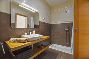 Badewanne, Haartrockner, Handtücher