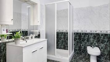Dusche, Haartrockner, HandtĂŒcher