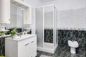 Ducha, secador de pelo, toallas