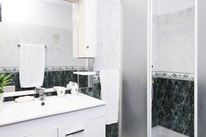 Dusche, Haartrockner, Handtücher