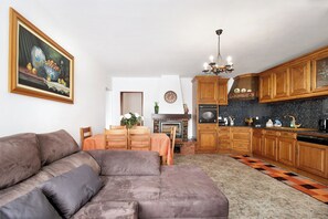 Een televisie, een open haard en een tafeltennistafel