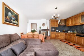 Fernseher, Kamin, Tischtennisplatte