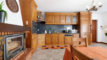 Geladeira, micro-ondas, fogão, cooktop